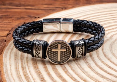 How Loose Should a Men's Bracelet Be? A Simple Guide to Finding the Right Bracelet Fit