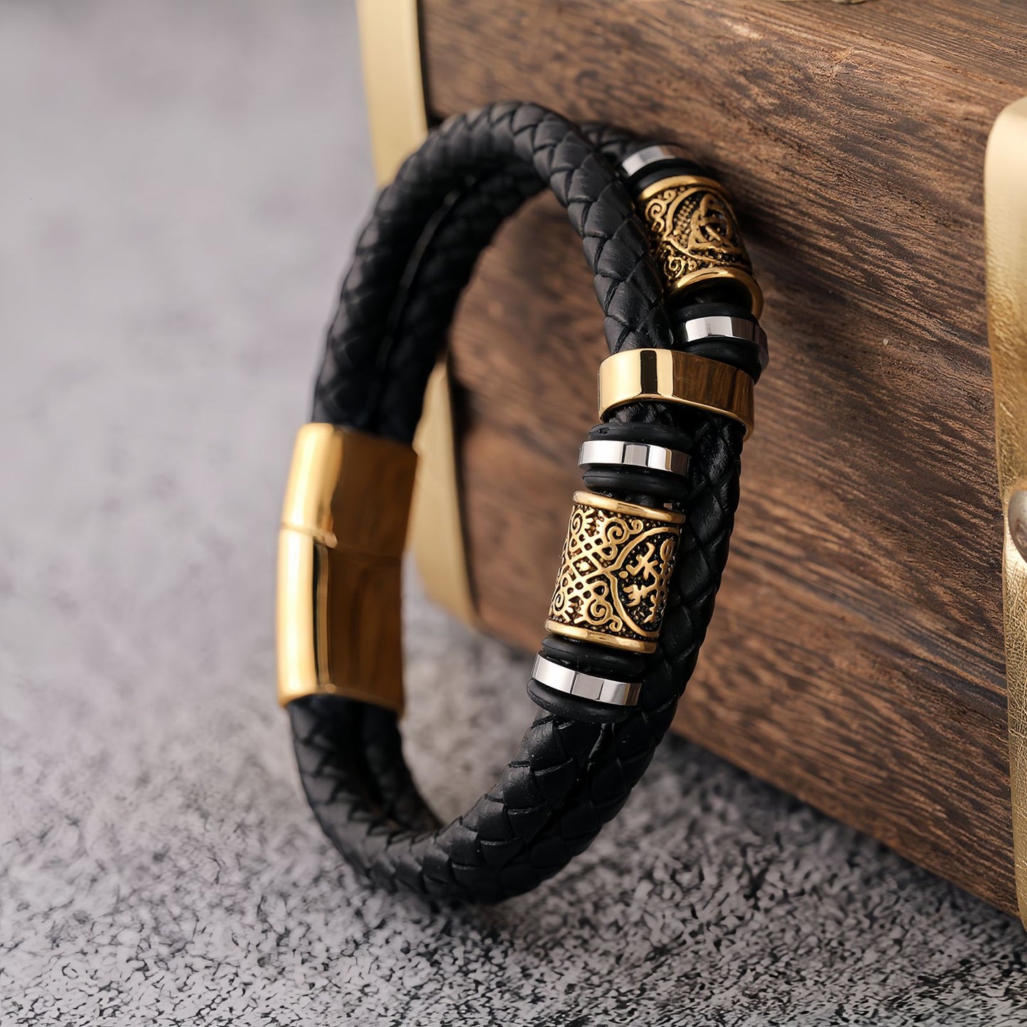 Bold Gold-Pattern Barrel Men’s Leather Bracelet