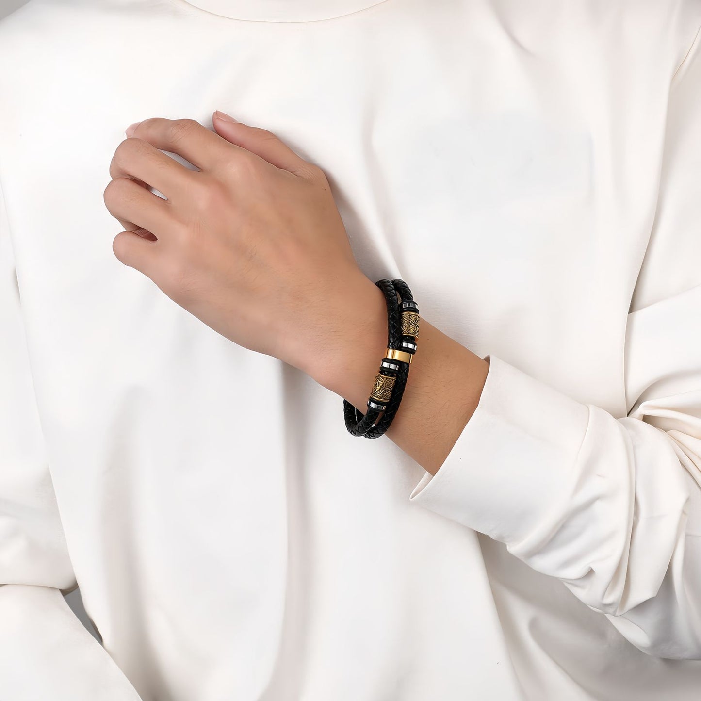 Bold Gold-Pattern Barrel Men’s Leather Bracelet